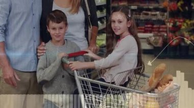 Aile arabalarını koridorda çekerken kameralar ailede perakende içgörü için HUD grafikleri tarıyor. Ev, market, süpermarket, ekmek, baget, grafikler, promosyon