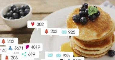 Tebligat rozetleri sol altta görünüyor, büyüyen ve kapsayan krep yığını ilgi göstermek için. Kahvaltı, makro, üst üste, simgeler, katılım, pazarlama, canlı