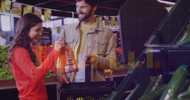 Alışveriş yapan çift fiyat etiketini inceliyor, havuçları siyah sepete koyuyor, ürünün fiyatını kontrol ediyor. Çiftler, müşteriler, market, araba, sebze, koridor, tabela