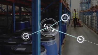 Depo çalışanı Jack koridorunda yürüyor, simge bateri ve IBC 'leri birbirine bağlayan ağlara doğru genişliyor. Fıçılar, raflar, raflar, raflar, lojistik, envanter, analitik, el arabası