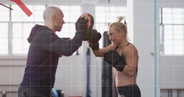 Eğitmen hareket eden eldiven atleti yumruk atıyor eğiliyor ve eldiven ızgarası kırmızı grafiğiyle boks yapıyor. Padwork, Coach, antrenman, spor salonu, teknik, odak, dinamik