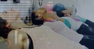 Köprü pozu veren dört kadın, kamera görüntüleme ve hareket çizelgeleri fitness için bacak uzantılarına rehberlik ediyor. Stüdyo, grup, pilates, çekirdek, denge, hizalama, nefes