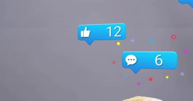 Hamburger ve patates kızartması yüzen rozetler gibi geliyor ve nişanı gösteriyor. Sandviç, ketçap, tahta, masa üstü, bildirim, baloncuk, konfeti.