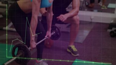 Halteri çeken bir kadın, form olarak yeşil spor paspası üzerinde kaldıran bir kadın, grafikleri takip eden bir antrenör. Ağırlık kaldırma, antrenörlük, hareket, ölçüm, tekrarlama, ayna, trafik çizgileri