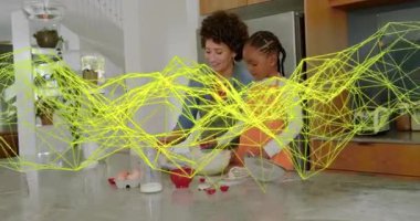 Kadın rehber kız, ön tarafa geçerken hamuru hazırlıyor ve karıştırıyor. Mutfak, ebeveyn, çocuk, takım çalışması, yemek pişirme, tezgah, ada