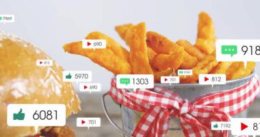 Patates kızartmasının yanında patlayan ilk rozet. Hamburger ve kovanın üzerine vızıltı saçan tepki rozetleri. Sandviç, kova, gingham, kurdele, susam tohumu, masa üstü, düz yatak.