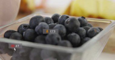 Yabanmersini kasesi merkezli imleç havada süzülüyor hayranların nişan çanı rozetleri gibi havada süzülüyor. Böğürtlenler, cam, kap, tezgah, yakın çekim, kaplamalar, simgeler