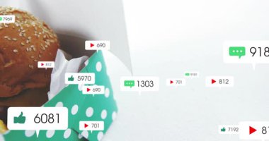 Sağdan gelen sağdan gelen rozetler yeşil kutuda hamburger ve patates kızartmasının beğenildiğini gösteriyor. Sandviç, polkadot, peynir, marul, soğan, patates, parlak