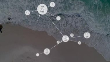 Sahilde ortaya çıkan ilk düğüm telefon ve notaları birbirine bağlayan kıvılcımlar kıyı ağını gösteriyor. Akıllı telefon, bağlantı, simgeler, ağ, şeffaf, plaj, okyanus