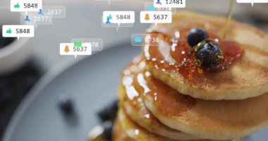 Krep yığını şurup akışı alıyor, uyarı rozetleri görünüyor ve kümeleniyor, vızıldıyor. Kahvaltı, jöle, ışıltı, tabak, bokeh, kaplama, simgeler