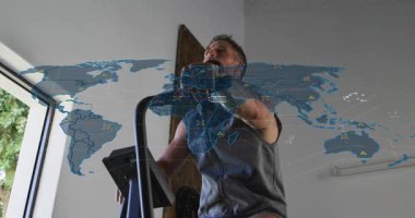 Eliptik çubukları kavrayan ve antremana başlayan adam konsol izleme konsolunu kaplayan HUD haritası. Kardiyo, antrenman, efor, ölçümler, ev spor salonu, pencere