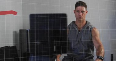 Adam kolu çekiyor, geriye yaslanıyor, kürekçiye yaslanıyor, fitness ızgarası ve kırmızı grafik izleme zirveleri. Ergometre, atlet, ahenk, spor salonu, monitör, minimalist, odaklanma