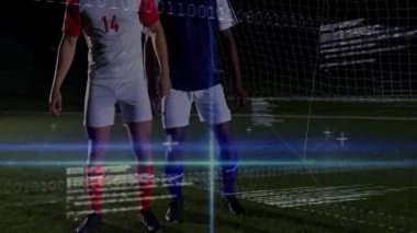 Gelen topu takip eden iki erkek futbolcu, gece kaleye doğru sıçrıyor, HUD örtüyor. Gece lambaları, projektörler, bölge, başlık, savunma, atletizm, yoğunluk