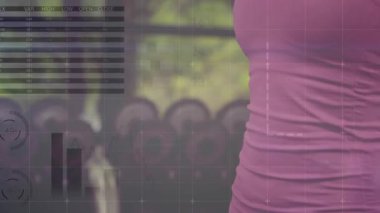 Kamera kayarken dambılı kaldıran, spor salonu, ağırlık, antrenman, odak, gün ışığı, yeşillik.