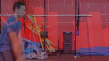 Koç tıklama zamanlayıcısı, kondisyon için kettlebell salıncakları yapan adamlar, kırmızı çizelge takip temsilcileri grup, spor salonu, ağırlık, antrenman, halter, minder, hareket