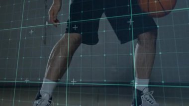 Erkek oyuncu yavaş yavaş top sürmeye başlıyor, çapraz atış yapıyor, basketbolu sıkıştırıyor, şebeke takibi yapıyor. Mahkeme, spor salonu, çember, üst üste, odaklanma, antrenman, atletizm