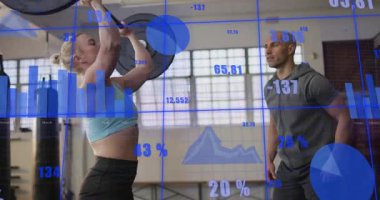 Bar basınında çömelme antrenmanı yapan bayan sporcu, antrenörlük ve gözlemcilik, mavi çizelgeler hareket ediyor. Halter, halter, halter, spor salonu, antrenör, analitik, kaplama