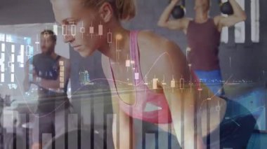 Bir kadın öne eğiliyor, halterleri çekiyor, erkekler halterleri kaldırıyor, gövdeleri zindelik için kaplıyor. Spor salonu, ağırlık, güç, eğitim, grup, odak, kentsel