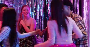 Altı arkadaş dans ediyor ve hemen ardından kümeleniyorlar. Kucaklaşıyorlar, yıldızların altında parti yapıyorlar. Grup, kutlama, disko, balonlar, poster, konfeti, süs