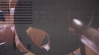 Spor salonundaki çıtayı düşüren ve iten erkek kaldırıcı; Halter, halter, ağırlık kaldırma, güç, antrenman, atletizm, odaklanma.