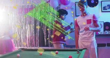 Kırmızı ceketli adamla bardağı paylaşan pembe etekli kadın parti için havuz çekimine gelen konfeti misafirini ateşliyor. Doğum günü, bilardo, oyun odası, balonlar, neon, püsküller, kutlamalar