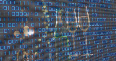 İki şampanya flütü masada sıcak ışığa yakalanıyor, güneşlikler açık, ikili kod, kopyalama alanı. Stemware, refleksyon, bokeh, iç mekan, şenlik, kaplama, dijital