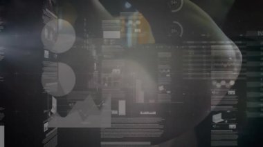 Veri animasyonu başlıyor, erkek denek HUD kayması olarak dönüyor, teknik analizler için çizelgeleri hizalıyor. Gösterge paneli, görselleştirme, dataviz, grafikler, çubuklar, paneller, metrikler