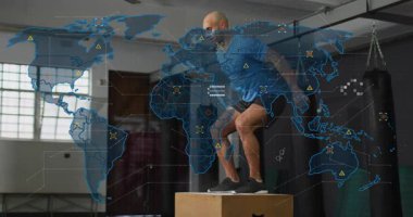 Çömelme yerinden kalkan orta yaşlı bir adam fitness için atlama kutusuna atlıyor ve etrafında HUD düğümleri büyüyor. Sporcu, plyometrik, kondisyon, spor salonu, boks, patlayıcı, dinamik