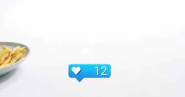 Kabarcık gibi mavi, kaygan bir tabak gibi. Hamburger merkezli tezgah 95 'e yükseliyor. Minimalist, yassı, stüdyo, patates kızartması, hamburger, konfeti, kalp