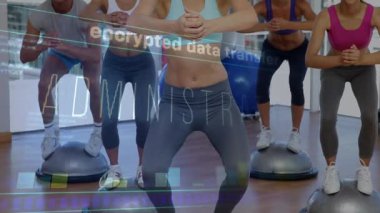 Eğitmen çömelme işaretleri veriyor, BOSU 'lar üzerinde fitness sınıfı dengesi kuruyor ve grup üzerinden kayıyor. İstikrar, stüdyo, antrenör, koç, takım, canlı, şehir