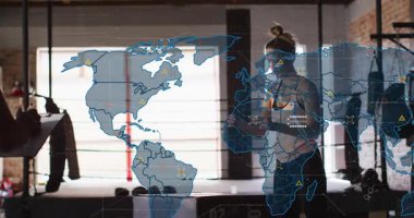 Göğüs kayışını ayarlayan bayan sporcu, boks salonunda plyo atlayışları ve yumruklar yapıyor, HUD haritası genişliyor. Antrenör, katılımcı, halka, kutu, ızgara, veri, fütürist