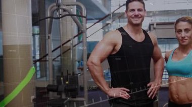 Beden eğitimi eğitmenleri spor salonunda poz verirken gövdelerde yükselen yeşil grafikler ilerleme gösteriyor. Spor, ikili, atlet, güç, kablo, bank, ekipman