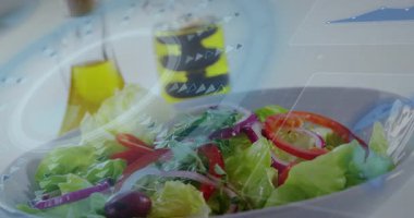 Üst üste gelen küçük üçgenler, beyaz kasenin üstünden süpürüp taze salata malzemelerini ön plana çıkarıyor. Bulaşık, marul, domates, soğan, zeytin, otlar, mutfak.