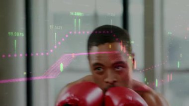 Erkek boksör, kırmızı eldivenlerle stüdyoda boks yapıyor. Yumrukları gövdesini kaplayan spor çizelgelerine devam ediyor. Sporcu, odaklanma, kararlılık, ter, spor, şehir, gün ışığı