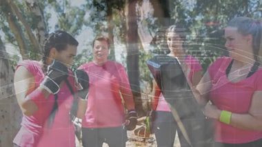 Pad tutucu, sol stajyer yumruk atıyor sonra çapraz ve kanca, boks tekniği çalışıyor. Açık hava, fitness, antrenman, yumruk, eldivenler, koç, grup