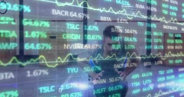 Duraklatan ve ağırlık toplayan bir adam fitness için çömeliyor, para akışını kesiyor. Sporcu, antrenman, spor salonu, stüdyo, hareket, katman