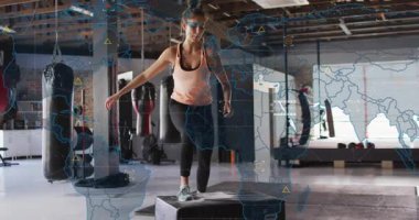 Pyo kutusuna adım atan bir sporcu, şınav çekiyor, diz kapakları kaldırıyor, formda olmak için etrafında HUD haritası çıkıyor. Plyometrik, platform, eğitim, egzersiz, depo, gün ışığı, denge