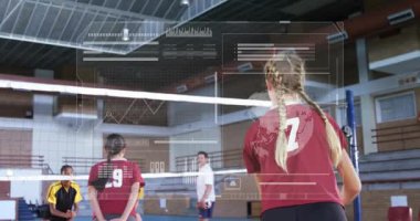 7 numaralı oyuncu kollarını kaldırıp voleybolda yükselişe geçerken HUD analizcileri geri dönüyor. Mahkeme, net, takım, rekabet, hareket, odaklanma, salon