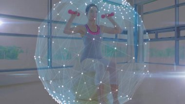 Fitness stüdyosunda çalışan bir kadın kırmızı ağırlıklara basıyor, ağlı küre vücut titreşimlerini bastırıyor. Dumbbell, lift, up, overhead, pulse, holographic, overlay