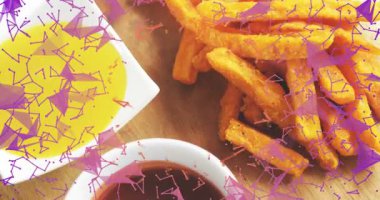 Kamera görüntülerine göre hamburgerler ve patatesler tahta tahtanın üzerinde sürüklenen parçacıklar, sergilenen menüler. Cips, sos, tabak, sandviç, masa üstü, restoran, sıcaklık.