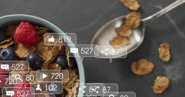 Solda solda solda duran açık mavi kase, nişandan sonra ortaya çıkan şeffaf kabarcıklar, sosyal havayı gösteriyor. Mısır gevreği, böğürtlen, genel giderler, yazı tahtası, seramik, kaplama, bildirimler