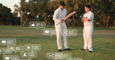 Danışman, kıdemsiz arama yaparken kriket sopasını kavrayıp uzatıyor. Bildirimler geliyor. Koçluk, saha, açık hava, akıl hocalığı, takım çalışması, antrenman, gün batımı