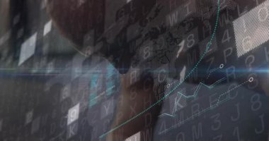Veri şebekesi hareket ederken profili tutan adam, tablolar yükseliyor, mavi çizgi finans için yüzünü gösteriyor. Kaplama, görselleştirme, analitik, dijital, fütüristik, arayüz, soyutlama