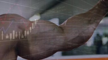 Kamera geri çekilirken kollarını esneten erkek sporcu, trendleri gösteren şeffaf finans tablolarına neden oluyor. Vücut geliştirme, kas geliştirme, fizik, spor salonu, güç, kaplama, grafikler