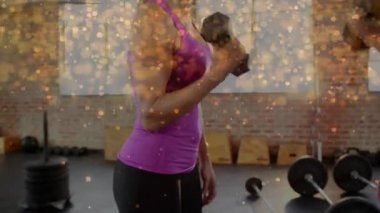 Kadın aynalı buklelere erkek olarak başlıyor, spor olsun diye halterleri kıvırıyor, altın kaplama maskeler takıyor. Çift, güç, antrenman, ağırlık, stüdyo, simetri, odaklanma