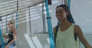 Saçları ipek gibi örülmüş bir kadın yoga için askıya alınmış bir poz veriyor. Hava, stüdyo, fitness, partnerler, denge, çizelgeler, gün ışığı