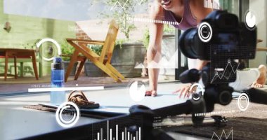 Paspasın üzerinde egzersiz yapan, akıllı seğiren ve tripod kameranın yanında fitness ölçümleri gösteren bir adam. Eğitim, kardiyo, sunucu, veranda, güneş ışığı, yalınayak, örtüler