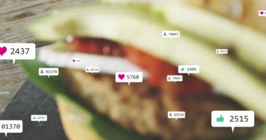 Tepkiler büyüyor, kamera geri çekiliyor, odaklanıyor, tohum kaydırıcıyı ortaya çıkarıyor. Rustik, masa üstü, tahta, avokado, peynir, biber, garnitür.