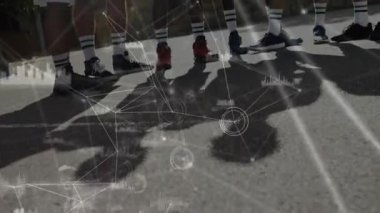 Erkek takım kamerayla topu tutuyor ve oyun için HUD eşleşmesi başlatılıyor. Basketbol, grup, sporcular, mahkeme, açık hava, gölgeler, şebeke