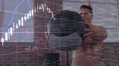 Ön tutuştan tutuş değişen adam, dönen sağlık topu, çekirdek gösterirken finans tabloları sürükleniyor. Küre, ağırlık, plaka, spor salonu, çatı katı, sanayi, eğitim